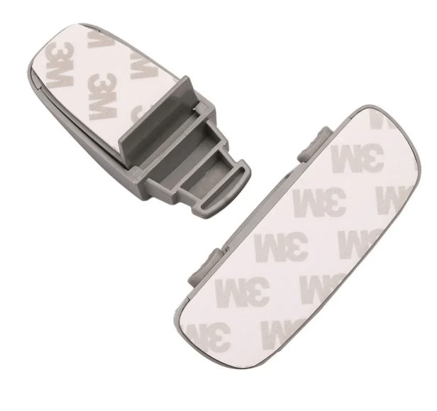 Bloque porte bebe installé sur réfrigérateur blanc pour protection maximale cuisine et sécurité domestique enfants