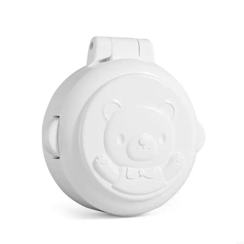 Cache prise pour bébé en forme d'ourson blanc installé sur prise murale, protection électrique enfant avec système de verrouillage