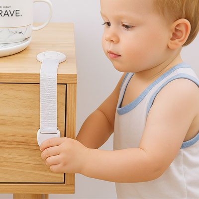 Bloque Porte Bébé sécurité enfant sans perçage installé sur table de chevet protection meuble