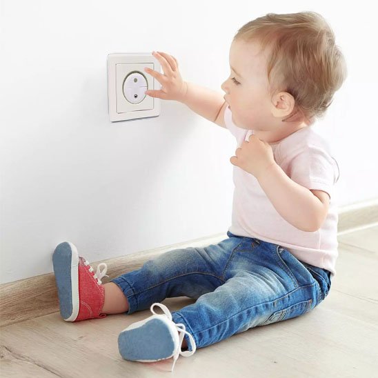Cache prise enfant devant une prise