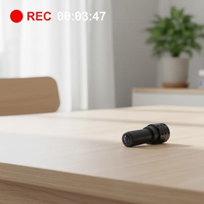 caméra de chasse sur la table