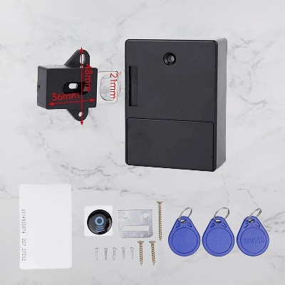 serrure électronique : il montre l'ensemble complet