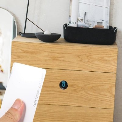 serrure électronique : il montre une commode avec la serrure et la carte qui permet de l'ouvrir et tiroir fermé